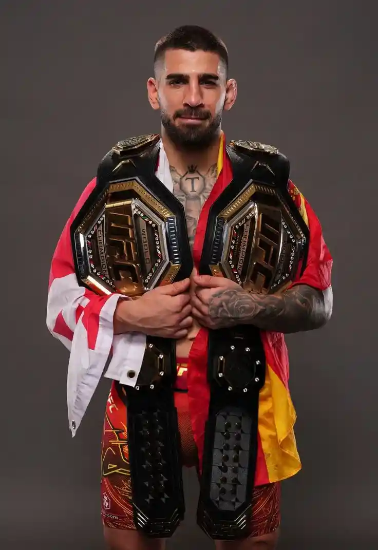 Ilia Topuria celebrando una victoria en la UFC